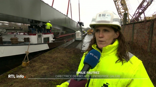 Une partie du pont sur l'autoroute E42 s'était effondrée il y a 11 mois, faisant un mort. La structure métallique du nouveau pont est en cours d'installation, et l'opération est très minutieuse et impressionnante.