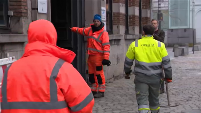 Interview de Laurent Ducarreaux, qui parle avec les habitants de Mons avant que les ouvriers d'Ores ne ferment leur compteur de gaz, sans quoi le problème qui prive les Montois de gaz ne peut être résolu.