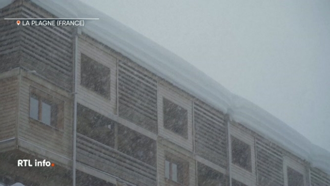 La tempête Nils a frappé tout le sud de la France avec des vents qui ont dépassé les 160 km à l'heure. Un routier a été tué par une branche qui a transpercé son pare-brise. Plus de 900 000 personnes sont privées d'électricité. La Savoie est en vigilance rouge pour les avalanches.