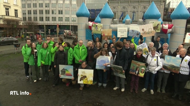 Plusieurs associations et membres de la société civile regrettent de ne pas avoir été invités pour discuter de l'avenir industriel de l'Europe. Ces acteurs ont organisé un rassemblement à Bruxelles ce matin pour dire que l'avenir de l'industrie européenne ne peut pas se faire sans penser au climat.