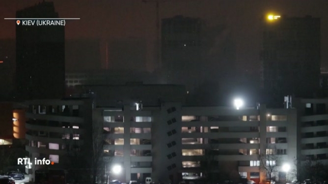 En Ukraine, 2 600 immeubles sont sans chauffage à Kiev après une série de frappes russes. Il y a 2 morts et des dégâts très importants aux infrastructures énergétiques.
