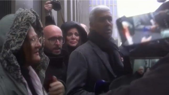 Des familles endeuillées confrontent les époux Moretti au deuxième jour d'audition du couple à Sion. Jacques et Jessica Moretti, propriétaires du bar Le Constellation, comparaissent suite à l'incendie du bar la nuit du nouvel an, qui a couté la vie à 41 personnes.