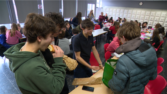 Comment les adolescents perçoivent-ils les relations amoureuses? Vocabulaire, vie intime, engagement… Qu’est-ce qui a changé par rapport à la génération de leurs parents?