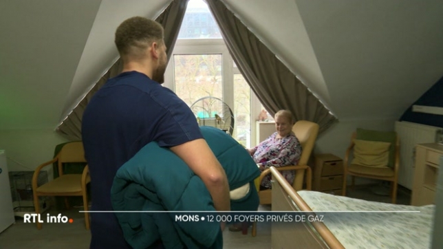 C'est donc une panne d'une ampleur exceptionnelle à Mons. 12 000 foyers sont privés de gaz depuis hier soir. Une coupure qui a évidemment pas mal de conséquences. Aucune en termes de sécurité, puisqu'il ne s'agit pas d'une fuite mais des milliers de Montois sont privés de chauffage et d’eau chaude.