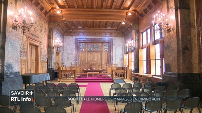 Leur nombre a baissé de 4% entre 2023 et 2024. Un constat qui est surtout visible chez les jeunes qui préfèrent garder leur liberté. Mais au-delà du symbole, est-il encore intéressant, aujourd'hui, de se marier pour des raisons administratives ou fiscales ?
