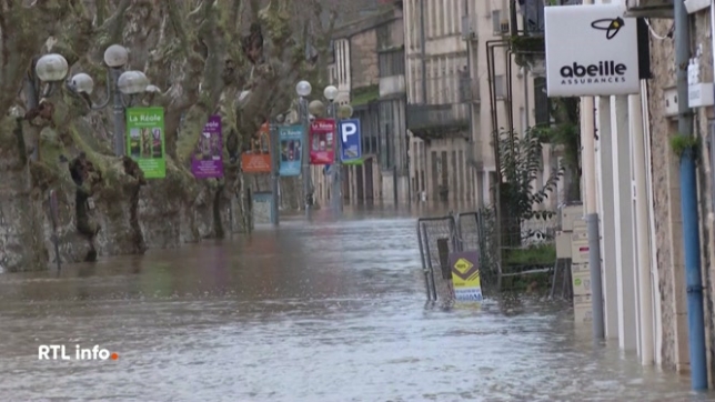 La vigilance rouge reste en vigueur autour de la Garonne, tandis que les pompiers ont mené 4.500 interventions et que 450.000 foyers ont été privés d'électricité. Deux personnes sont mortes en France et une femme a perdu la vie en Espagne.