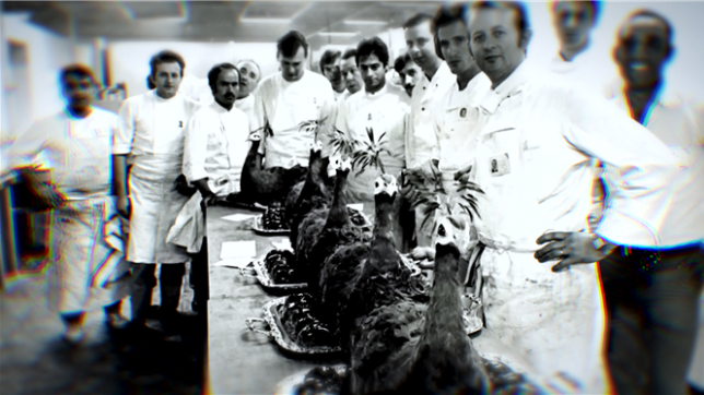 Paons farcis au caviar, champagne millésimé, tentes luxueuses plantées en plein désert… Pour célébrer les 2.500 ans de l’Empire perse, le Shah d’Iran a orchestré un festin grandiose à Persépolis. Une démonstration d’opulence qui a marqué les esprits et nourri les critiques.