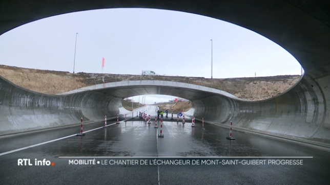 À Mont-Saint-Guibert, le futur échangeur en diamant avance rapidement, avec une fin de chantier prévue pour l'été prochain. Dès mercredi, les automobilistes venant de l'E411 emprunteront une nouvelle voie souterraine.
