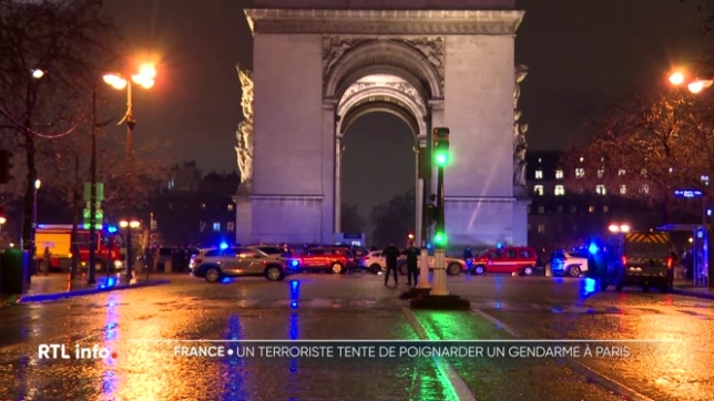 Un homme armé d'un couteau a attaqué hier soir des gendarmes à Paris. Déjà condamné en Belgique pour terrorisme, il avait poignardé deux policiers à Molenbeek en 2012. Le parquet antiterroriste français a ouvert une enquête.