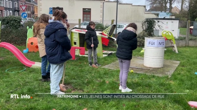 Le crossage de rue, lors du mercredi des Cendres, est une tradition bien vivante en Wallonie Picarde. Pour transmettre ce folklore, la ville de Péruwelz a initié les écoliers à ce jeu séculaire.