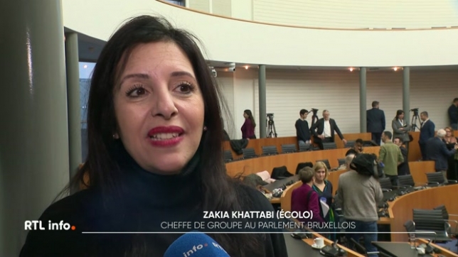 Les nouveaux ministres et secrétaires d'Etat de la région de Bruxelles-Capitale ont prêté serment ce matin au Parlement bruxellois. Dans l'opposition, certains pointent le timing, et la date à laquelle le gouvernement va commencer son travail.