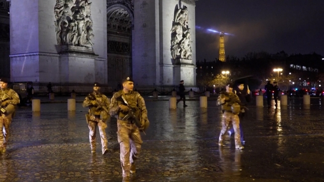 Un homme, condamné à 17 ans de prison en Belgique, a attaqué au couteau des gendarmes sous l’Arc de Triomphe à sa sortie de prison.