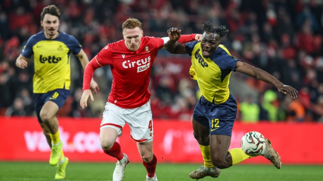 David Bates, du Standard, et Promise David, de l’Union, se battent pour le ballon