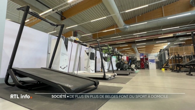 Pratiquer une activité sportive à la maison a connu un boom lors du confinement mis en place dans le cadre de la pandémie de Covid-19. La tendance ne faiblit pas. Dans les magasins spécialisés, les ventes de machines de cardio et de musculation connaissent une hausse constante.