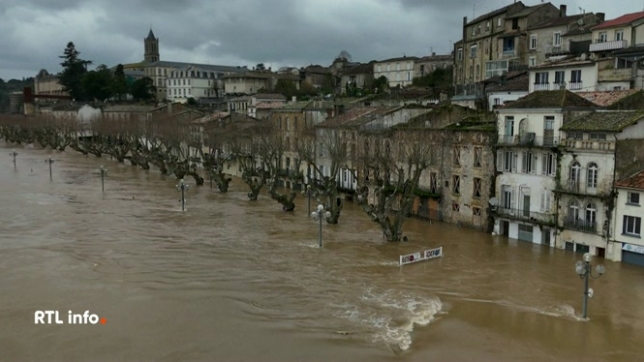 Des villages sont totalement isolés sur la Garonne face à la montée des eaux, dans un contexte de crue généralisée et record en France. Neuf départements sont toujours en alerte orange et plus de 1.500 personnes ont déjà été évacuées. Des débordements majeurs sont attendus dans les 24 heures.