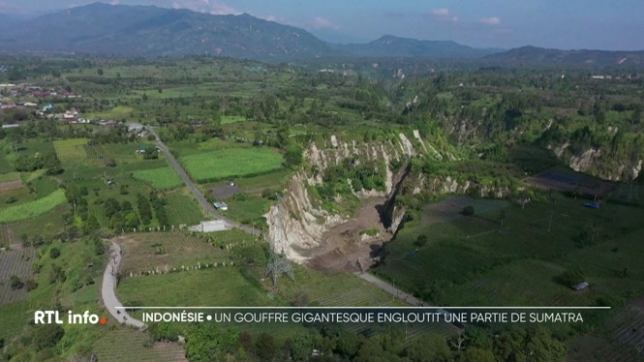 Un gouffre de plus de 100 mètres de profondeur engloutit inexorablement des terres agricoles et des routes dans la région d'Aceh central. Selon les autorités locales, la zone effondrée, détectée pour la première fois au début des annés 2000, s'est nettement élargie au cours des 5 dernières années.
