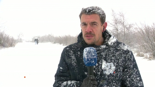 En direct dans le RTLinfo 13h., Michaël Menten évoque la neige tombée hier dans les Fagnes, en ce début de vacances de détente. Les promeneurs sont présents pour profiter des balades et des paysages exceptionnels.