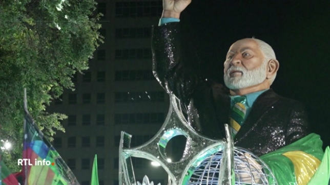 En pleine année électorale, le défilé du carnaval de Rio a été marqué par un moment d'hommage au président Lula. Cet événement a fait réagir l'opposition.