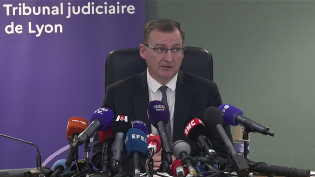 Le militant nationaliste Quentin Deranque, déclaré mort samedi, a été jeté au sol et frappé par « au moins six individus » masqués et cagoulés, jeudi vers 18h00 en marge d’une conférence de l’eurodéputée Rima Hassan à Lyon, a indiqué lundi le procureur de Lyon.