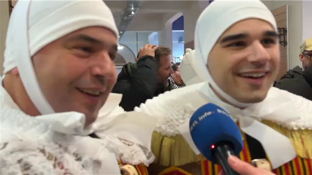 Une belle histoire au milieu du folklore du carnaval de Binche.
