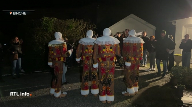 Ce mardi, c'est donc un jour de fête dans le centre-ville de Binche. Les festivités du Mardi gras ont débuté, très tôt ce matin, avec la tradition de l'habillage des Gilles, un moment toujours convivial. Les Gilles se sont ensuite rassemblés, sur la Grand-Place, dans leur costume traditionnel.
