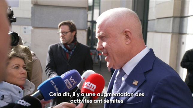 Tensions diplomatiques entre la Belgique et les États-Unis : l’ambassadeur Bill White, accusant la Belgique d’antisémitisme, a été convoqué ce mardi après des attaques jugées « inacceptables ». Les Affaires étrangères rappellent le respect des règles diplomatiques.