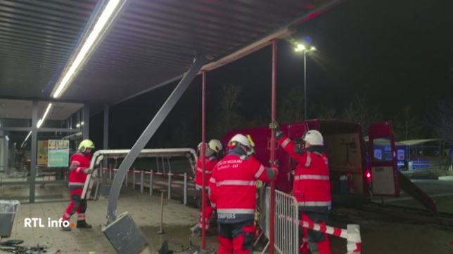 Un accident s'est produit hier soir à Montigny-le-Tilleul. Une voiture a fini sa course dans la façade d'un magasin Carrefour. Les pompiers sont intervenus en urgence, car un mur menaçait de s'effondrer. Le conducteur avait bu et a confondu la marche arrière avec la marche avant...