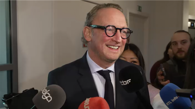 Après une interview approximative en néerlandais , la question du bilinguisme du nouveau ministre-président bruxellois relance le débat. Si aucune obligation légale n’existe, certains dénoncent une faute politique dans une Région officiellement bilingue.