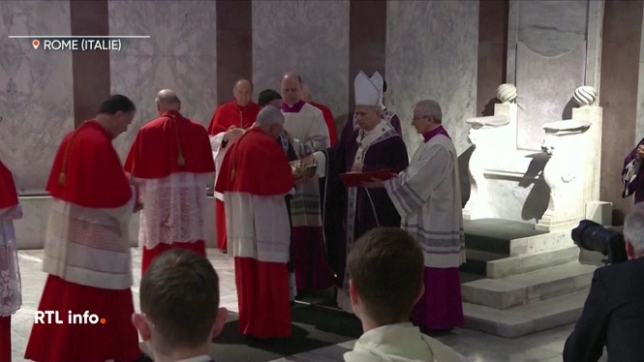 Le pape Léon XIV a célébré une messe en la basilique Sainte-Sabine à Rome à l'occasion du mercredi des cendres. Après avoir reçu des cendres, le pape en à déposé à son tour sur le front des cardinaux.