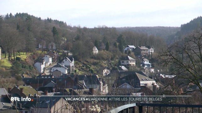 Les Belges prennent de plus en plus de vacances. C'est l'ocassion de se demander pourquoi ils choisissent massivement l'Ardenne comme lieu de villégiature. Quels sont les atouts de cette région ? Entre des paysages sauvages et une offre touristique très étendue, l'Ardenne a vraiment de quoi séduire.