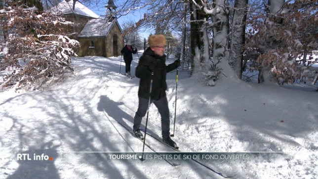 4 centres de sports d'hiver étaient ouverts ce mercredi en Ardenne et dans Les Hautes-Fagnes. Les amateurs de ski de fond ont pu profiter d'une couche de neige de 15 à 20 cm à Bullange, au Signal de Botrange, à la Baraque Michel et au Mont Spinette.