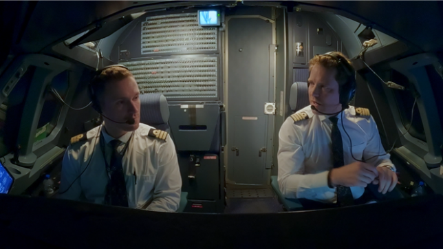 Dans “Bienvenue à bord”, un commandant de bord explique ce qu’il se passe lorsque le signal GPS est brouillé à proximité d’une zone de conflit. Un retour aux méthodes traditionnelles, loin des automatismes modernes.