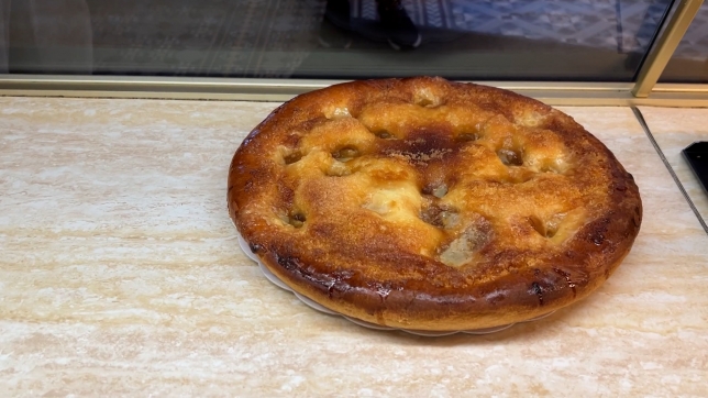 Le pagnon borin : une pâte épaisse et briochée, recouverte de sucre et trouée de beurre, crème ou café.