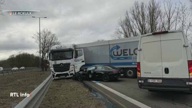 Un accident impliquant quatre camions a paralysé l'E42 à Roeulx cet après-midi, faisant deux blessés et entraînant la fermeture de l'autoroute vers 15 h, avec des déviations via la A501 vers Binche et la N55 vers Soignies.