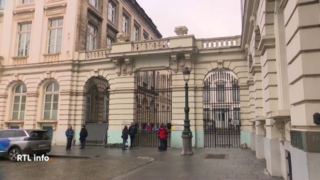 Le nouveau gouvernement bruxellois s'est réuni ce matin pour une première séance en présentiel, avec pour priorité l'élaboration du budget. Il doit relever plusieurs défis dans un contexte d'économies d'un milliard d'euros.