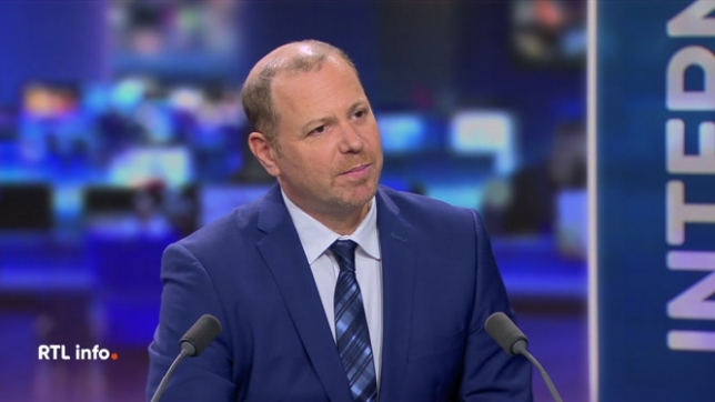 Sébastien Rosenfeld, expert en relations internationales, analyse les préparatifs du côté américain observés sur le terrain alors que les déclarations de Donald Trump laissent entendre qu'il pourrait trouver un accord dans les dix prochains jours.