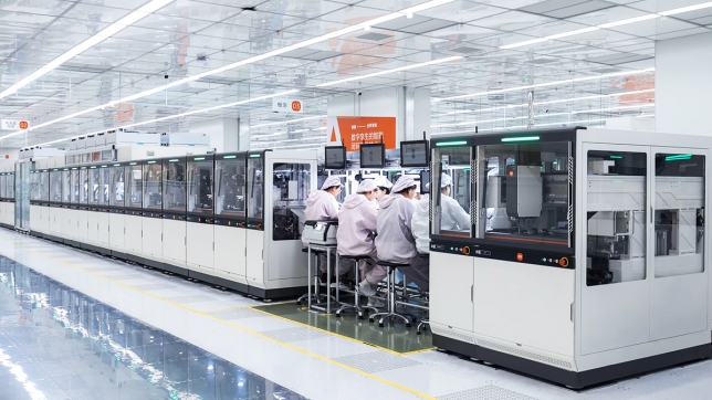 De rares ouvriers sur l’un des lignes de fabrication des smartphones