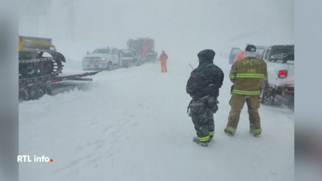 Une nouvelle avalanche a coûté la vie à un skieur dans les Alpes italiennes, tandis qu'en Californie les secours restent incapables de récupérer les corps de huit victimes. Les conditions météorologiques compliquent fortement les opérations de recherche.
