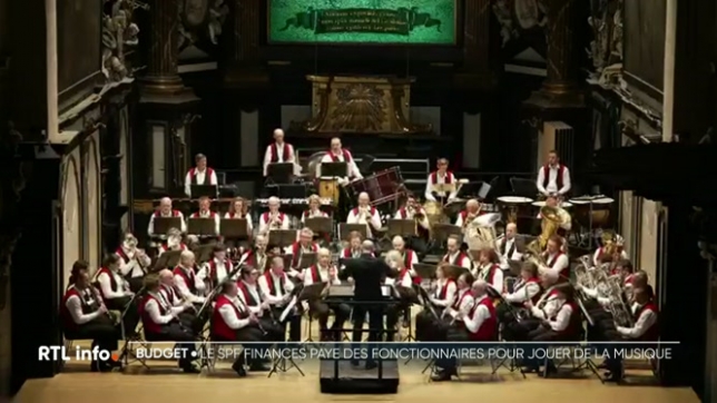 Le SPF Finances consacre l'équivalent de cinq fonctionnaires à temps plein à son orchestre interne, dont les répétitions et prestations ont lieu durant les heures de travail. Le ministre Jan Jambon a expliqué vouloir examiner le dossier.