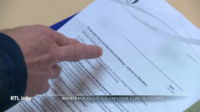 En Fédération Wallonie-Bruxelles, un adulte sur cinq éprouve des difficultés à lire ou à écrire. Une réalité souvent dissimulée, parfois source de honte, mais aux conséquences lourdes dans une société largement construite autour de l'écrit. Qui sont ces personnes et à quoi ressemble leur quotidien ?
