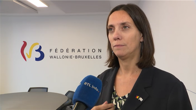 La ministre-présidente de la Fédération Wallonie-Bruxelles, Elisabeth Degryse, déplore qu'une ancienne collaboratrice de son cabinet choisisse également la voie médiatique pour dénoncer son licenciement. Des témoignages recueillis par Le Soir pointent une politique de ressources humaines assez rude au sein de la cellule culture du cabinet de la ministre-présidente.