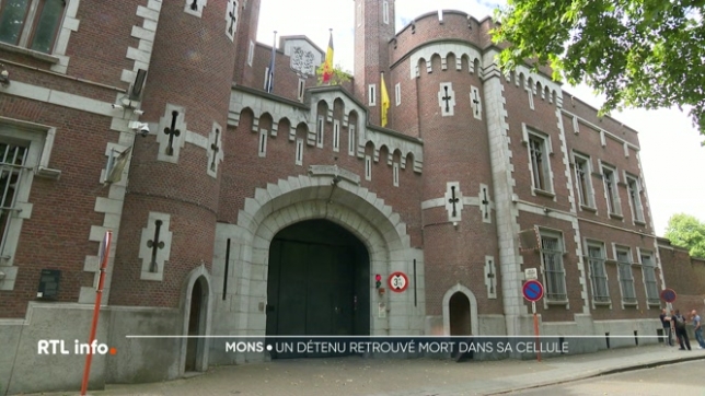 Un homme de 27 ans a été retrouvé mort dans sa cellule de la prison de Mons. Il avait été hospitalisé la veille pour de violentes douleurs abdominales. Pour sa famille, ni la prison ni l'hôpital n'ont pris les mesures de l'urgence. Une autopsie est attendue.