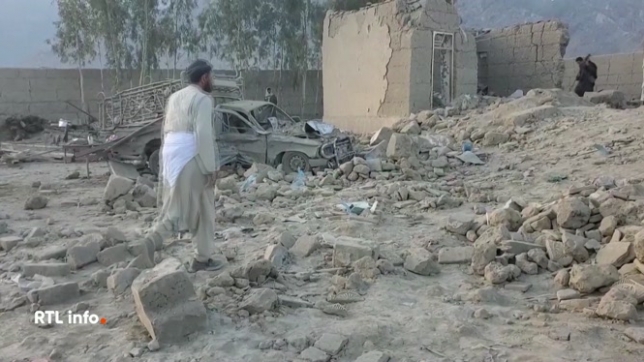 Des frappes aériennes pakistanaises ont fait des dizaines de morts et de blessés, dont des enfants, en Afghanistan selon les autorités locales. Islamabad affirme avoir visé des groupes armés responsables d’attentats récents. Kaboul dénonce des frappes contre des civils et promet une réponse.