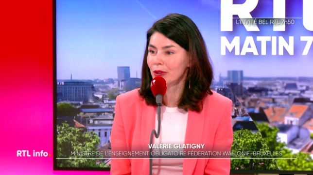 Invitée dans bel RTL Matin, la ministre de l'Enseignement en Fédération Wallonie-Bruxelles a confirmé son plan de rendre obligatoire l'apprentissage du néerlandais dès la troisième primaire à la rentrée prochaine. Valérie Glatigny explique que les professeurs, en pénurie, recevront des incitants.