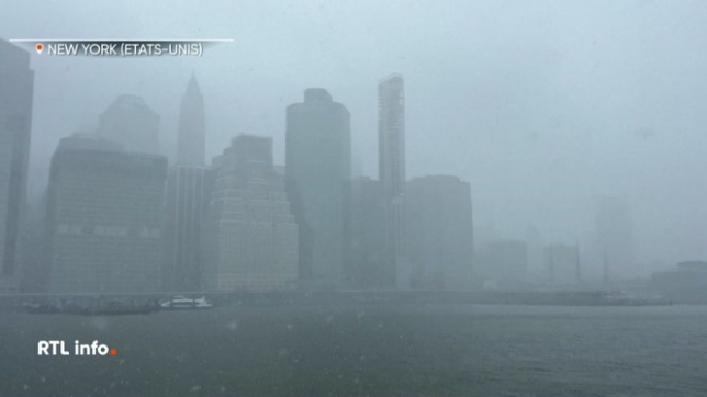 Plus de 40 millions de personnes du nord-est des Etats-Unis se préparent à une énorme tempête de neige qui a déjà mis à l'arrêt New York où les déplacements sont interdits et les établissements scolaires fermés. Le maire Zohran Mamdani a averti de l'ampleur inédite de cette nouvelle tempête.
