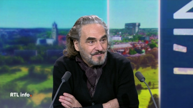 L'auteur, compositeur et interprète suisse revient avec un nouvel opus composé de 12 chansons inédites, baptisé Poussière d'or. L'occasion pour Stephan Eicher de travailler avec son complice Philippe Djian, auteur du célèbre Déjeuner en paix.