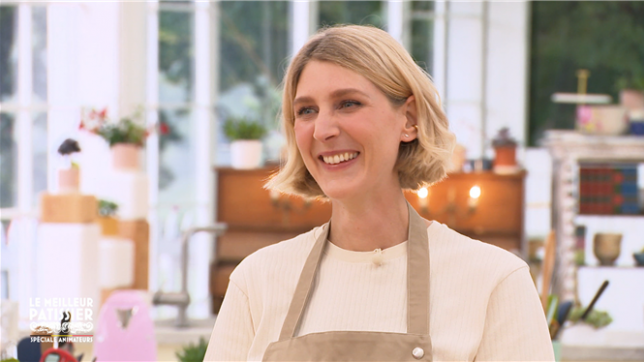 Pour la première soirée du «Meilleur Pâtissier spéciale animateurs», Alix a bluffé le jury avec une tarte aussi élégante que maîtrisée. Une prestation saluée comme «limite professionnelle» par Mercotte et couronnée par le tablier bleu.