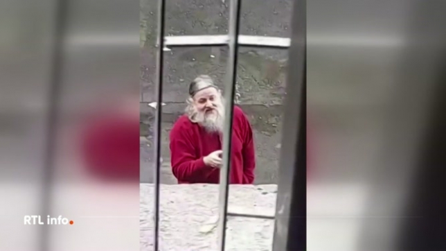 C'est le magazine flamand Humo qui publiera l'information demain. Près de 200 photos pornographiques auraient été retrouvées dans la cellule de Marc Dutroux, à la prison de Nivelles. Des clichés parmi lesquels une centaine représenteraient des enfants nus. Marc Dutroux aurait déjà été inculpé.