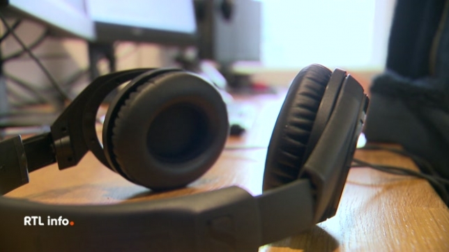 Selon les résultats d'une étude européenne, la plupart des appareils testés contiennent des substances novices, comme du bisphénol A, qui peuvent pénétrer dans l'organisme via les coussinets des casques ou les câbles. Certains modèles sont très répandus. Le point avec Florent Vanden Bergh.