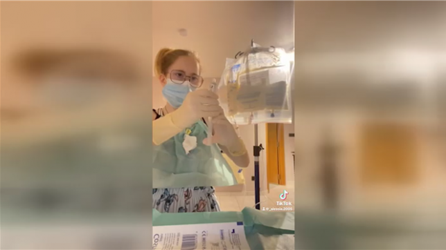 À 21 ans, Alessia vit avec une maladie chronique qui bouleverse son quotidien. Après plus de dix ans d’errance médicale, un diagnostic a enfin été posé. Aujourd’hui, sa famille et elle restent positives malgré les difficultés. La jeune femme nous raconte son parcours touchant via notre bouton orange Alertez-nous.